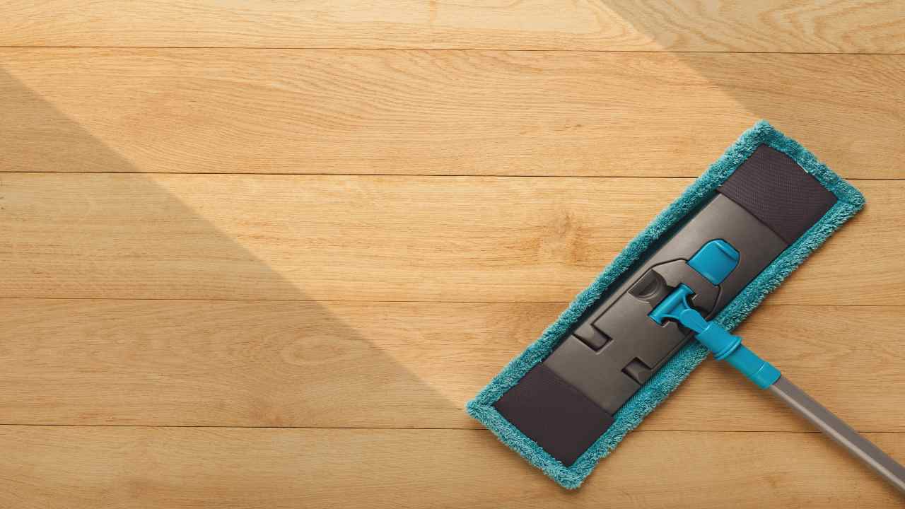 Pulire i pavimenti di legno