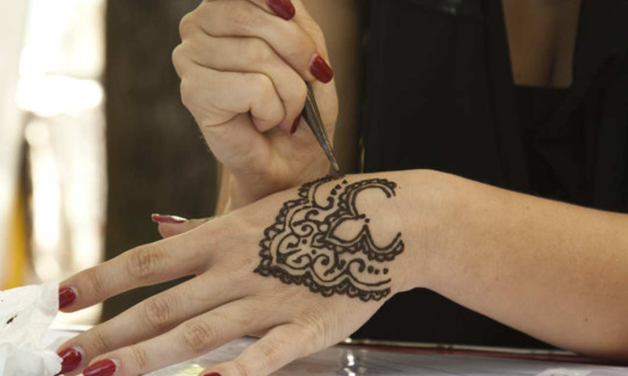 Tatuaggi all'hennè: consigli e controindicazioni