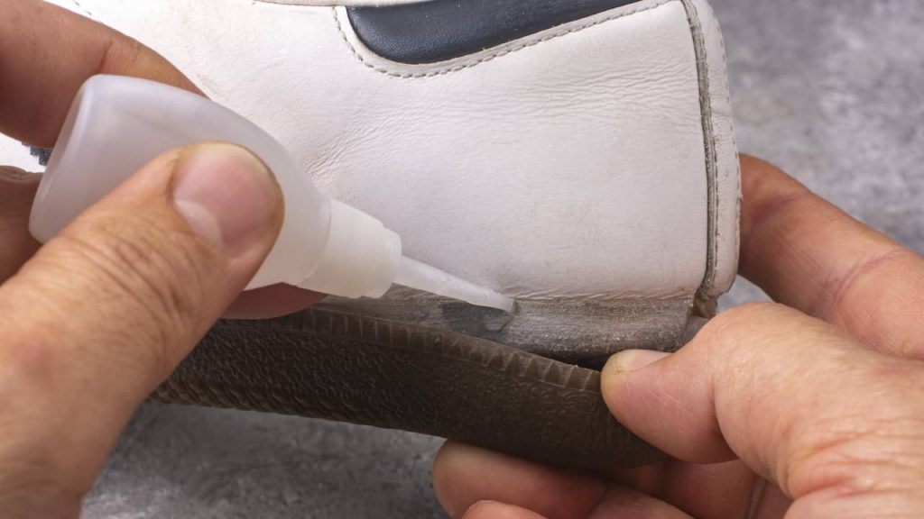 Aggiustare le scarpe come scegliere la colla migliore