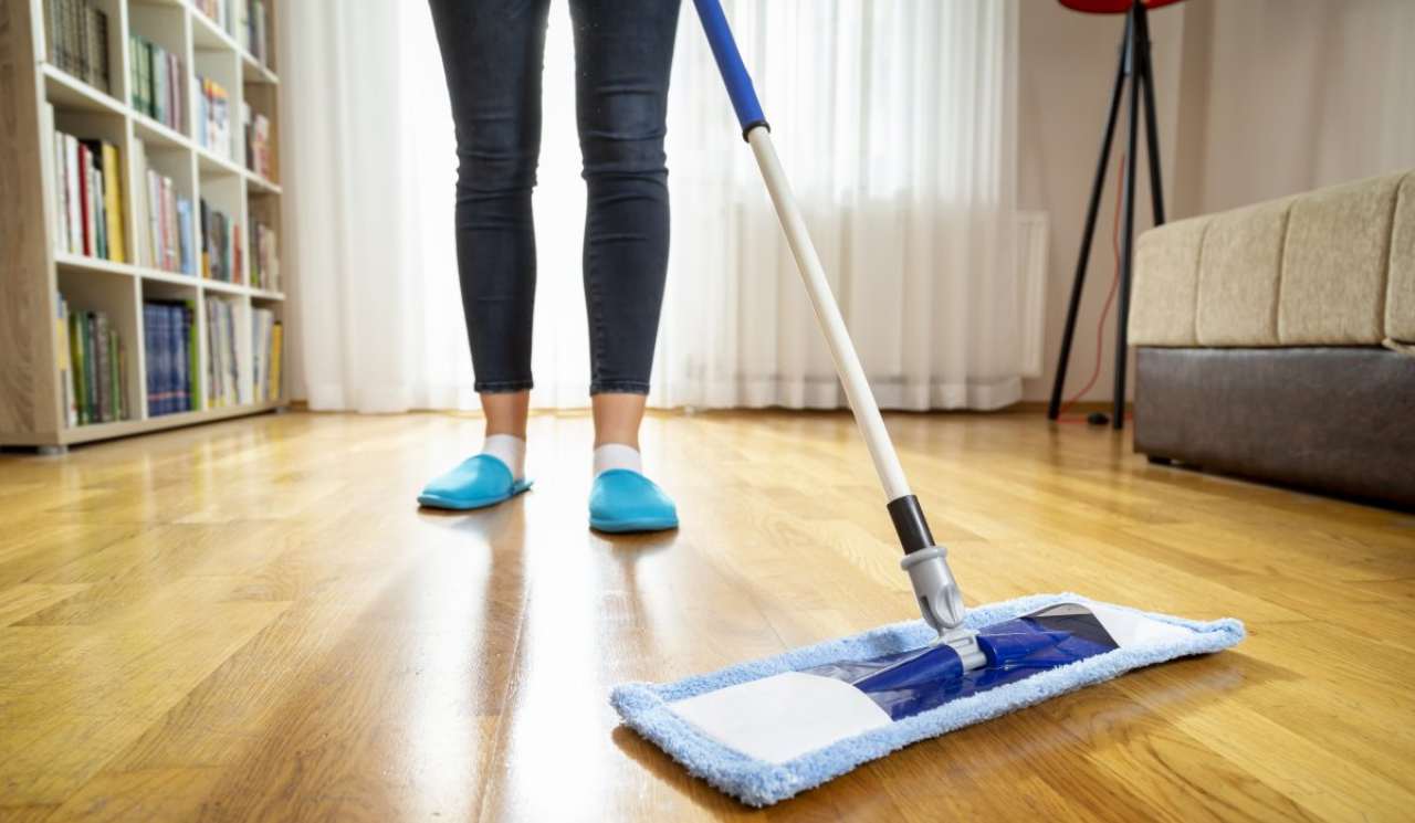 Come igienizzare e pulire il pavimento