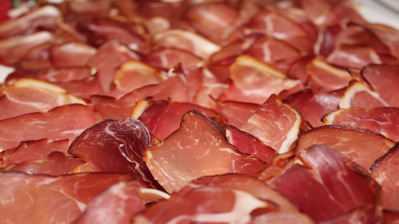 I salumi fanno ingrassare: ecco quanto c'è di vero