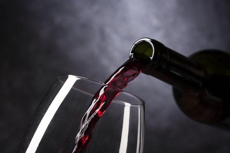 Vino rosso o vino bianco: quale dei due ubriaca di più? La risposta della scienza