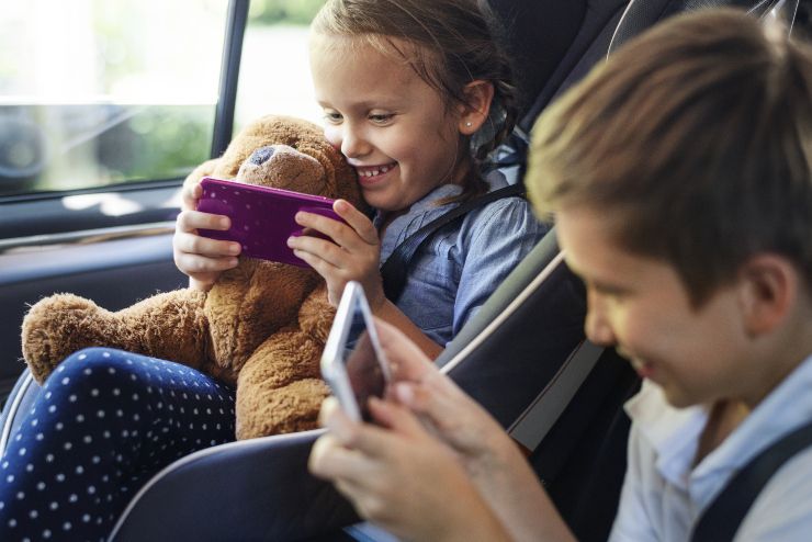 Intrattenere bambini in auto: consigli utili
