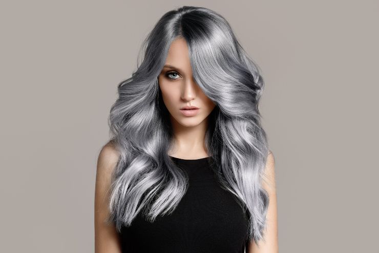 Capelli grigi: come ottenere il colore come dal parrucchiere