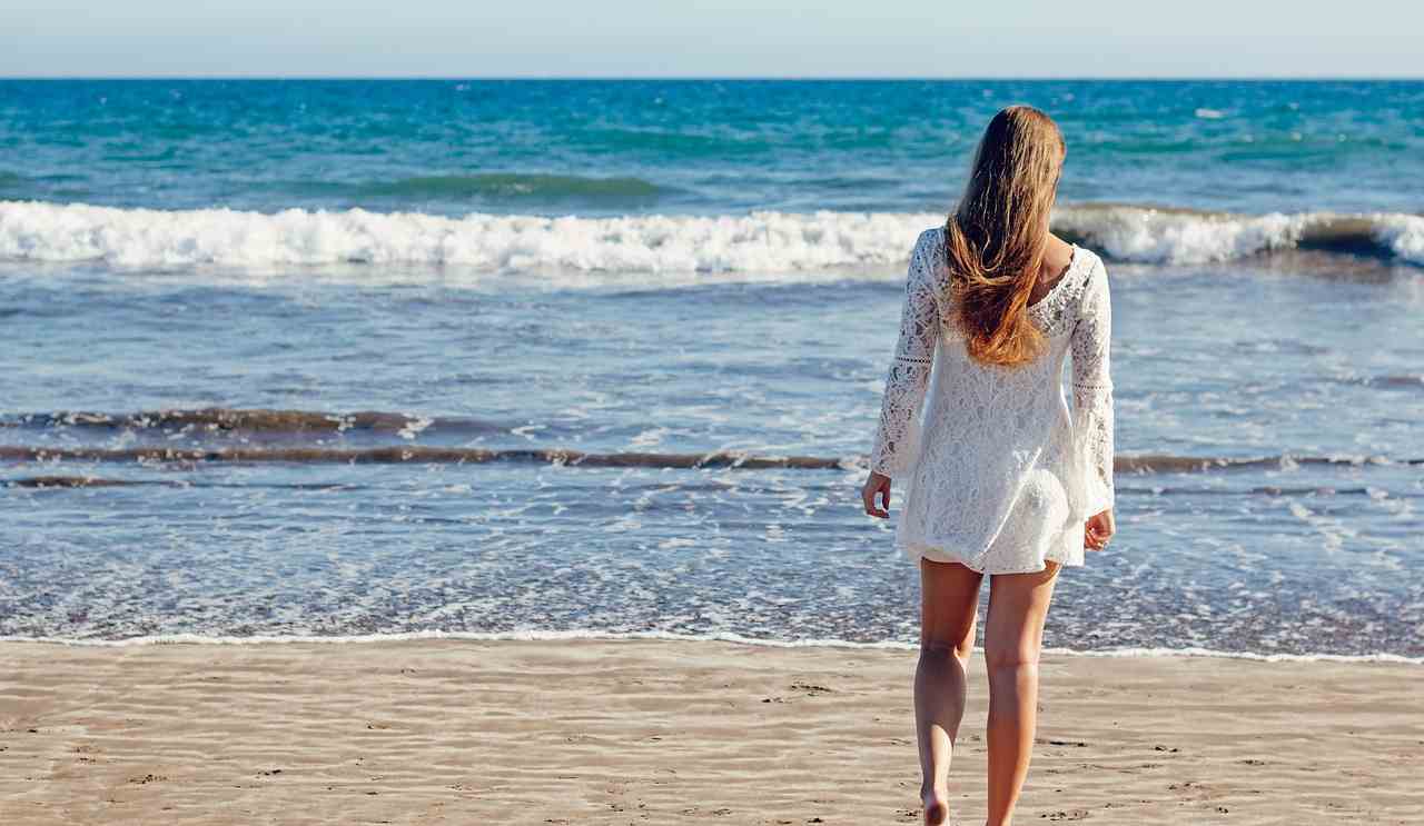 Come vestirsi per un matrimonio in spiaggia