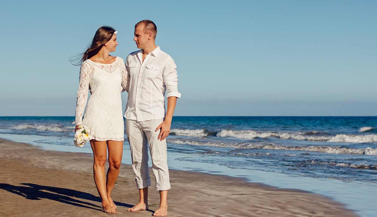 Come vestirsi per un matrimonio in spiaggia
