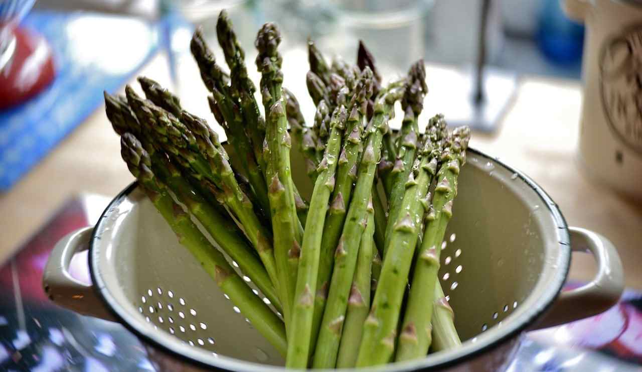 Cuocere gli asparagi al microonde