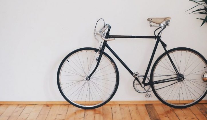 comw si ripara un buco alla ruota di bicicletta