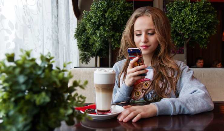 Limitare l'uso del cellulare ai figli adolescenti