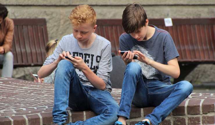 Limitare l'uso del cellulare ai figli adolescenti
