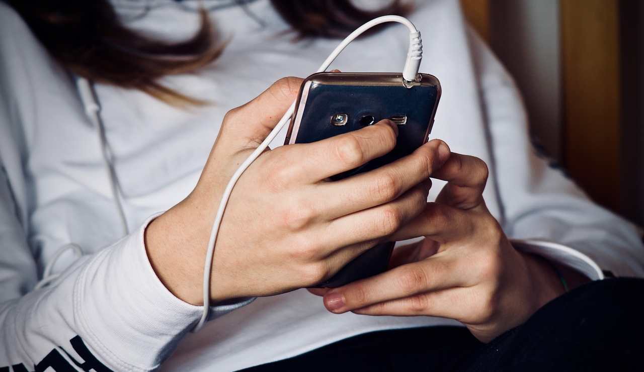 Limitare l'uso del cellulare ai figli adolescenti