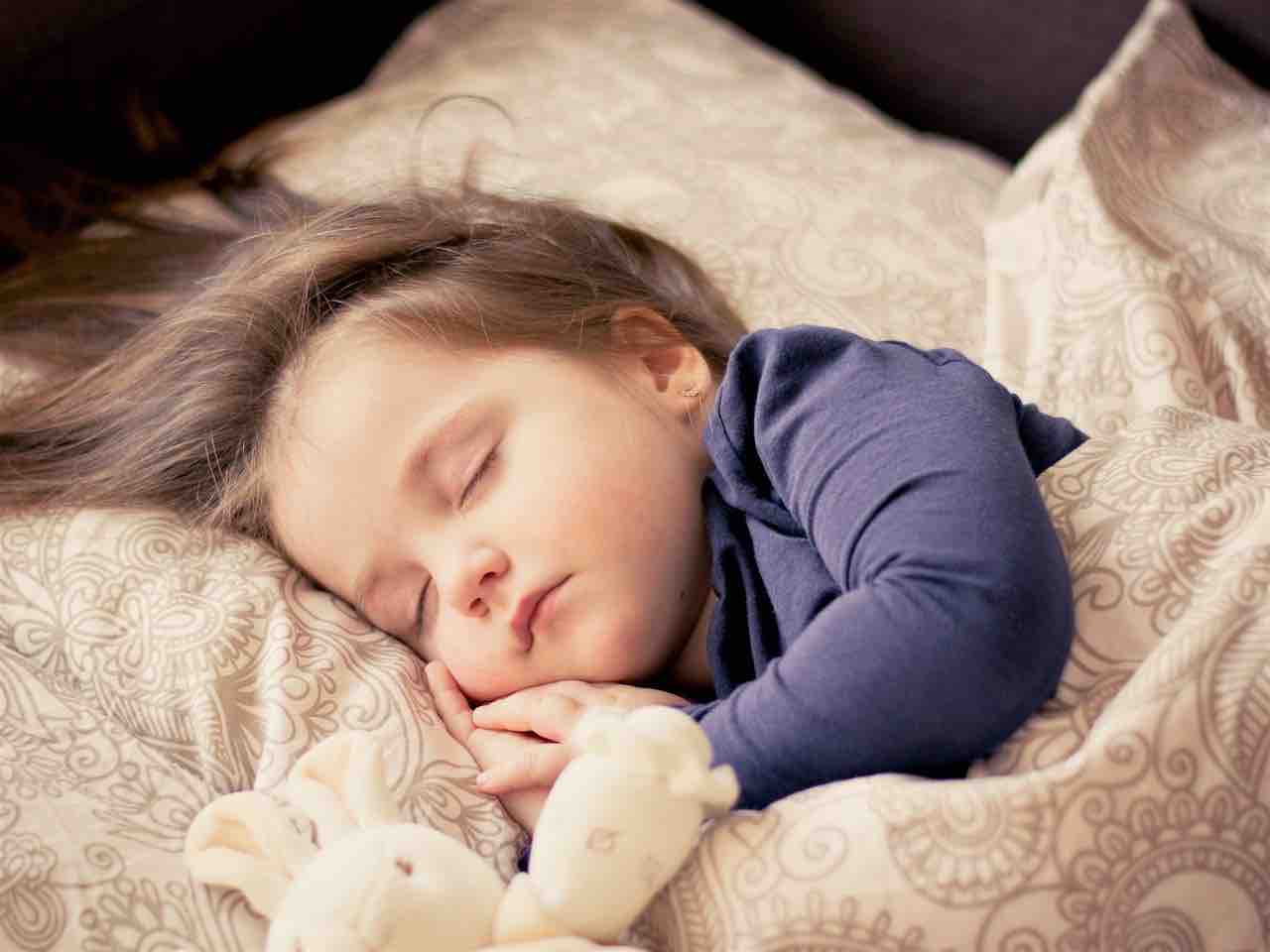 Bambina: ore di sonno necessarie