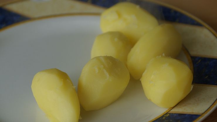 Sbucciare le patate senza scottarsi