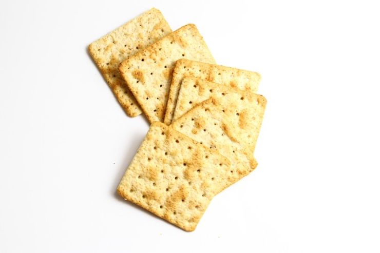 Crackers fanno ingrassare: la verità da sapere su questo alimento