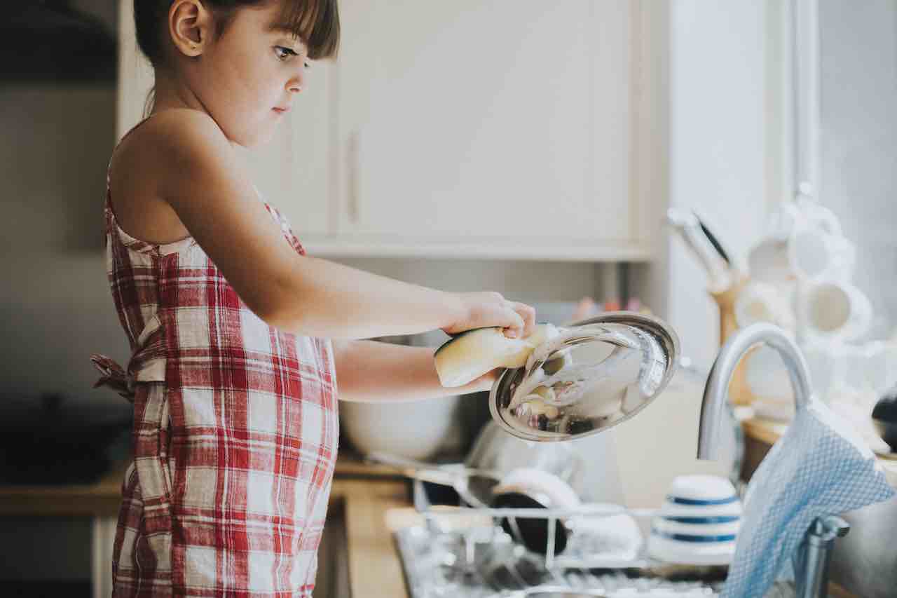 Faccende domestiche e bambini: lavare i piatti