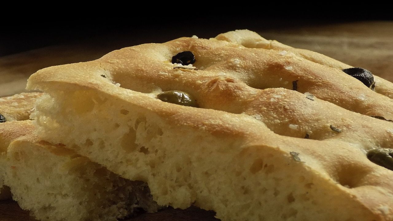 Focaccia alta e morbida: i segreti per realizzarla