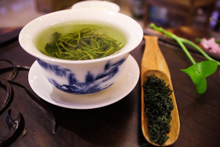 Tè verde fa bene? Tutta la verità su questa bevanda