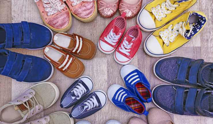 insegnare ai bambini ad allacciarsi le scarpe