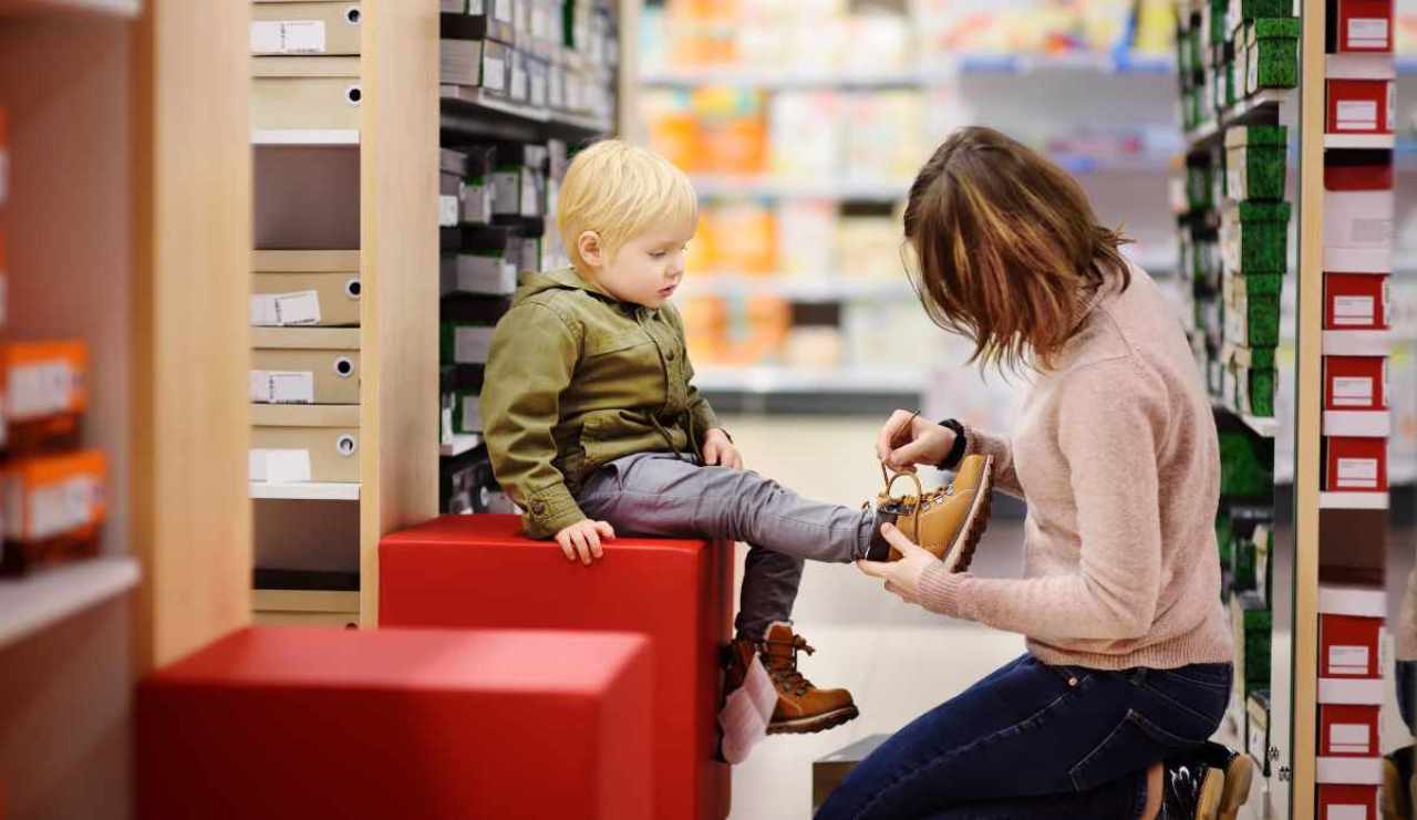 insegnare ai bambini ad allacciarsi le scarpe