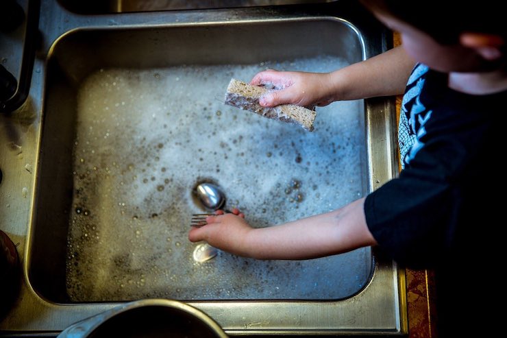 lavare i piatti come faccende domestiche