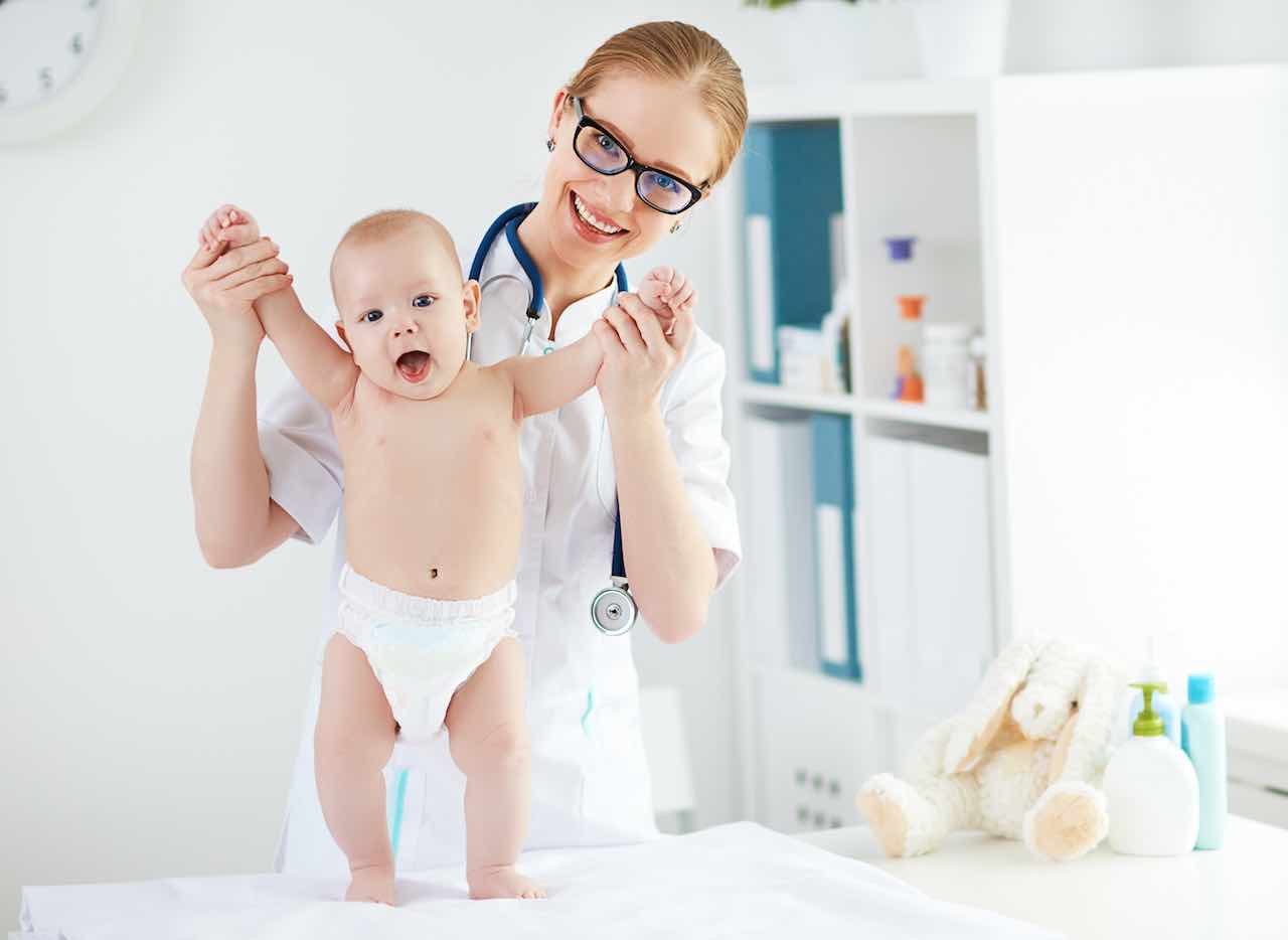 pediatra con neonato