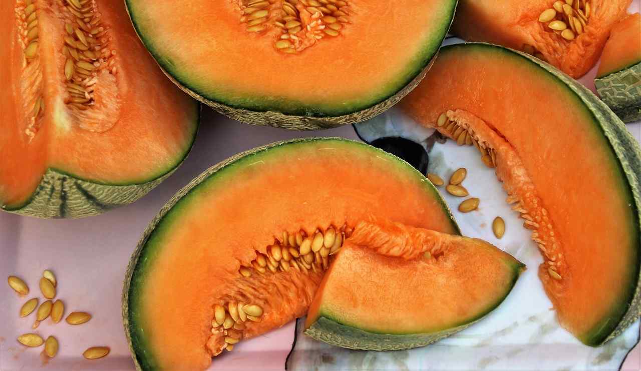 pulire e porzionare correttamente un melone