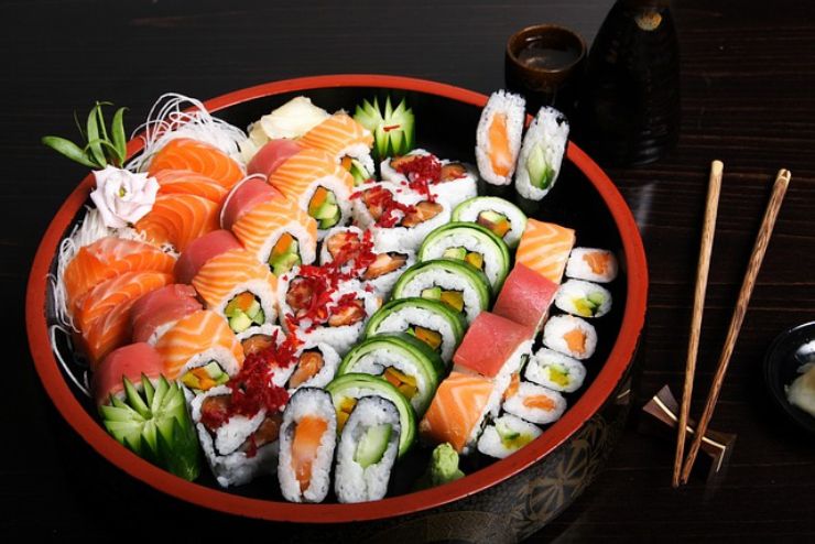 Mangiare sushi fa ingrassare: la verità su questo piatto molto amato