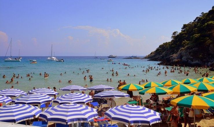 Cosa mangiare in spiaggia: gli alimenti che aiutano a combattere il caldo