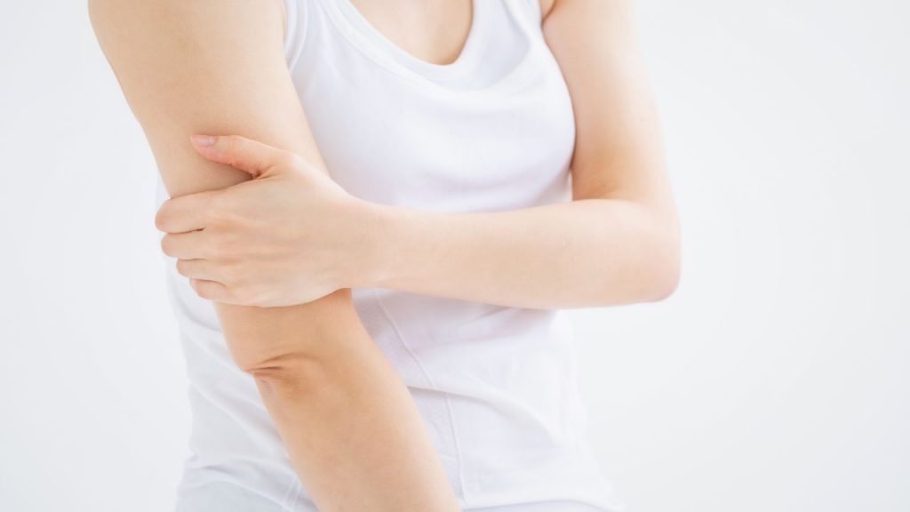 Braccia addormentate durante il sonno: le cause più diffuse