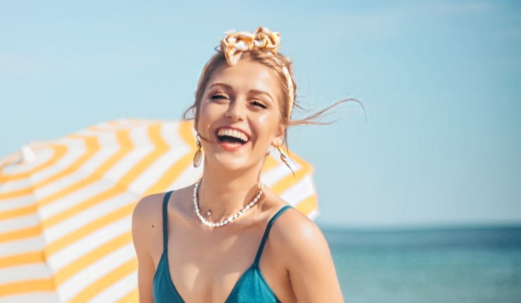 Proteggere i capelli colorati dal sole