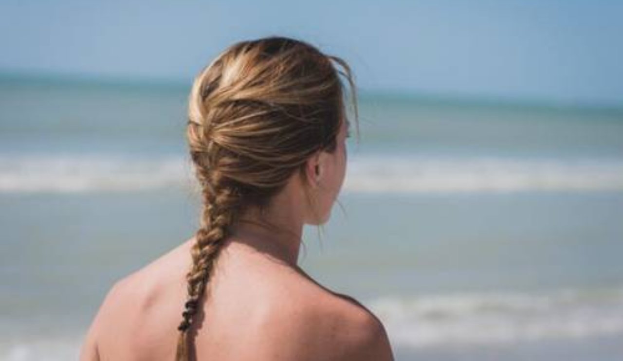 Proteggere i capelli colorati dal sole