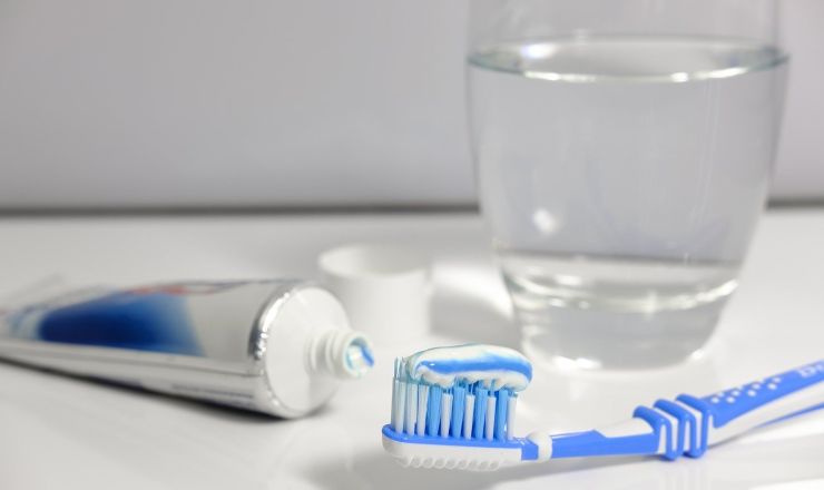 Spazzolino e dentifricio, lavarsi i denti