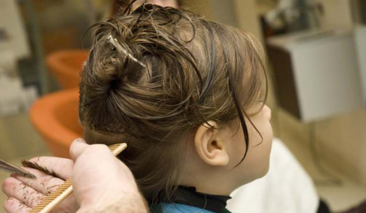 Tagliare i capelli a un bambino