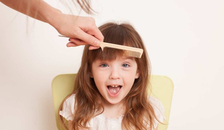 Tagliare i capelli a un bambino