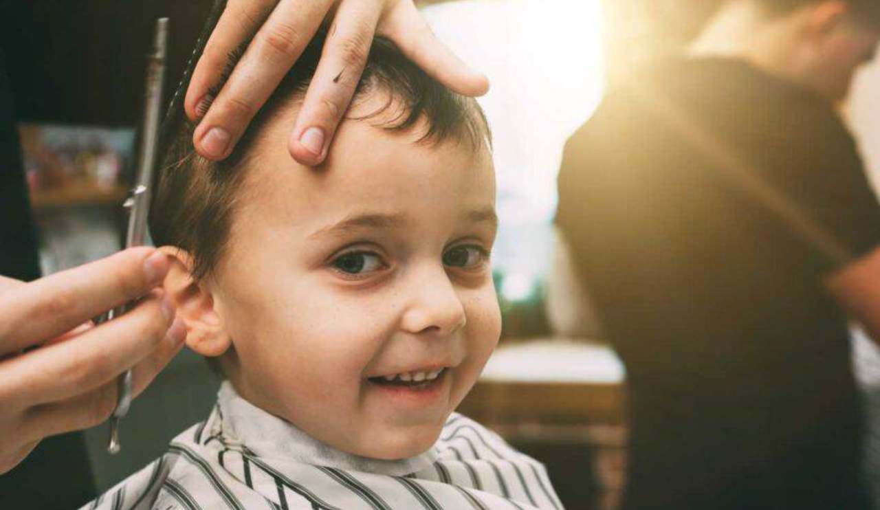 Tagliare i capelli a un bambino