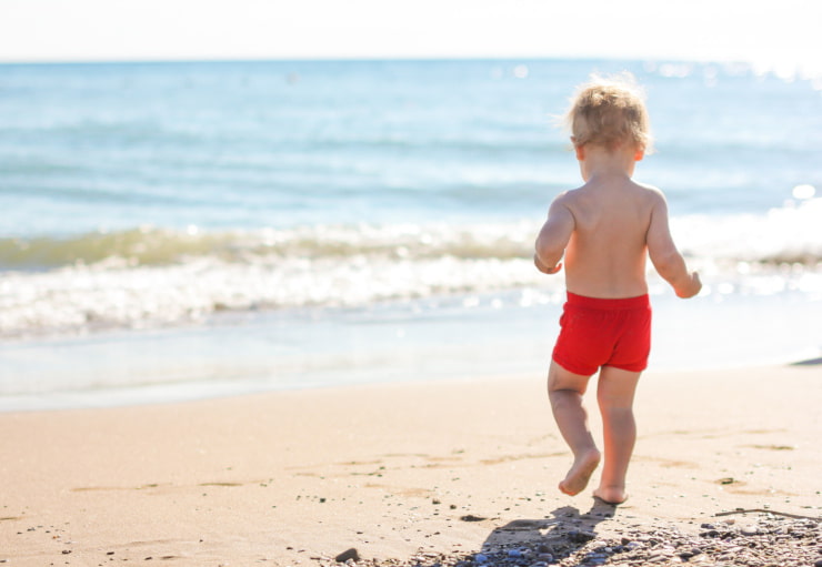 bambini piccoli mare costume pannolino