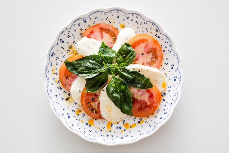 Insalata caprese: com'è nato questo piatto e come preparalo senza sbagliare