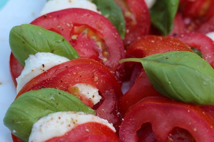 Insalata caprese: com'è nato questo piatto e come preparalo senza sbagliare