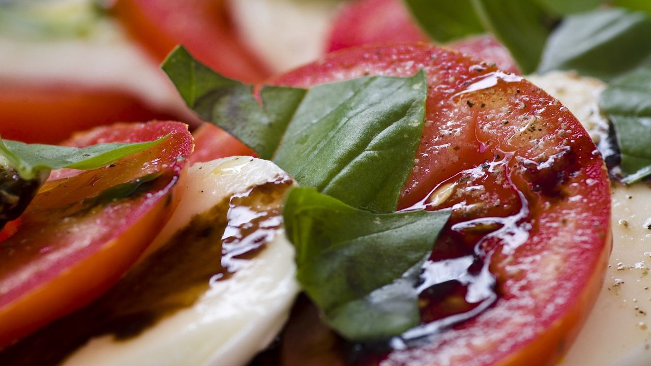 Insalata caprese: com'è nato questo piatto e come preparalo senza sbagliare