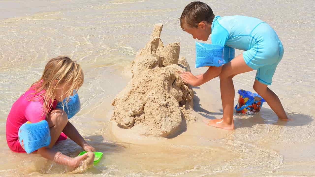 Castelli di sabbia al mare con i bambini, come fare