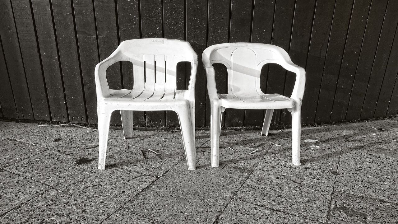 Come pulire tavolo e sedie da giardino in plastica: i trucchi per renderli come nuovi
