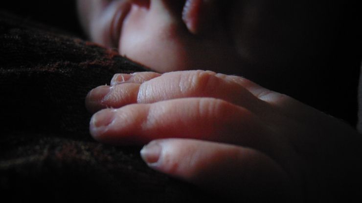 Unghie neonato: come tagliarle senza rischi