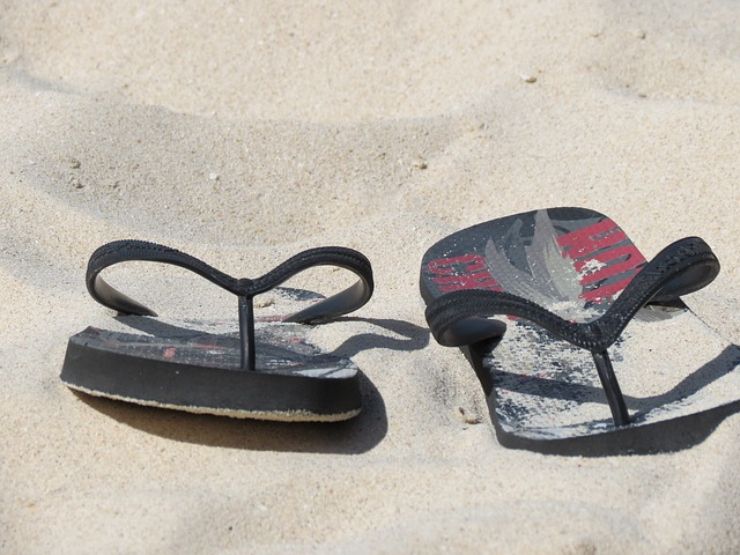 Indossare infradito in estate: ecco i rischi per la salute dei piedi
