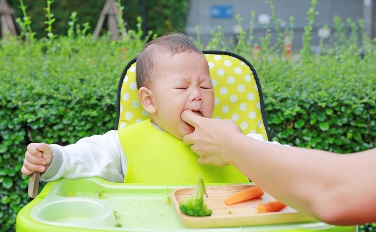 Soffocamento nei bambini: come tagliare correttamente i cibi per evitare rischi