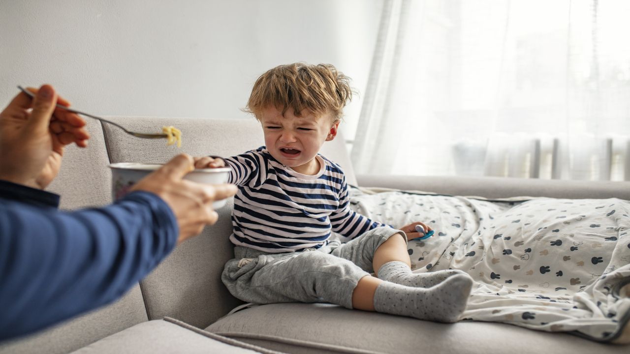 Bambini che rifiutano il cibo: perchè accade e come comportarsi