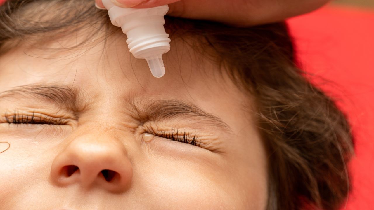Occhi rossi nei bambini: come applicare il collirio con questo metodo infallibile