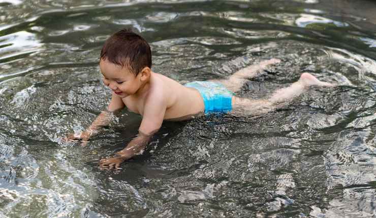 Bambini che nuotano