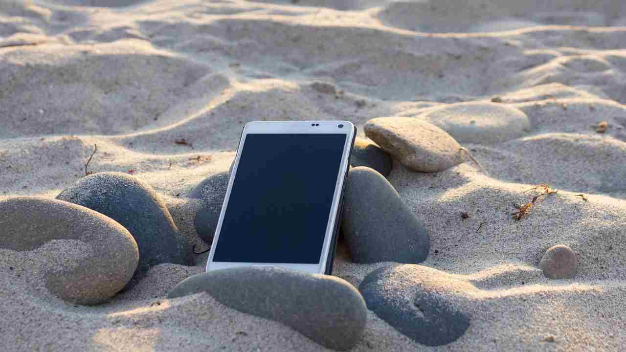 Cellulare in spiaggia: i pericoli che possono causarne la rottura