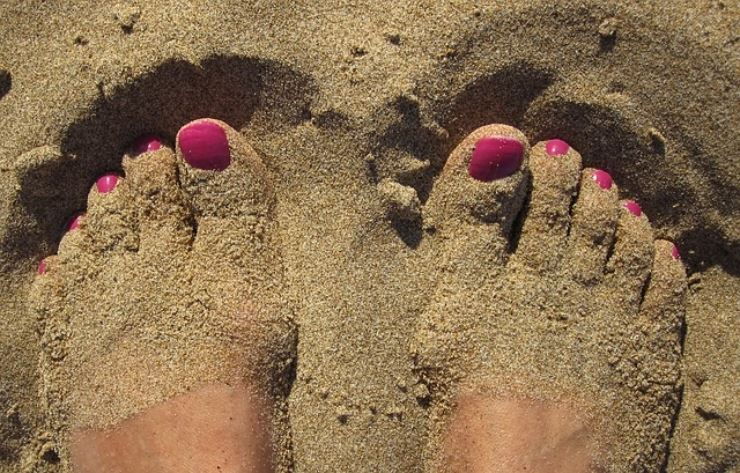 Sabbia che scotta: il metodo infallibile per non ustionarsi i piedi in spiaggia