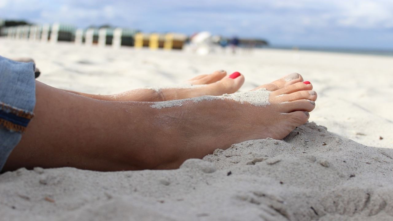 Sabbia che scotta: il metodo infallibile per non ustionarsi i piedi in spiaggia